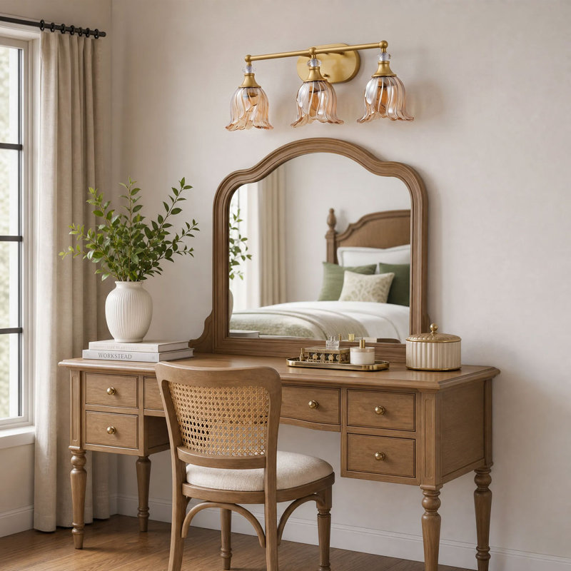 Éclairage pour meuble-lavabo en or 3 lumières avec abat-jour en verre cannelé ambre et décorations en cristal