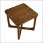 Table d'appoint carrée moderne en bois avec fini brun clair et piètement en X robuste pour les espaces de salon