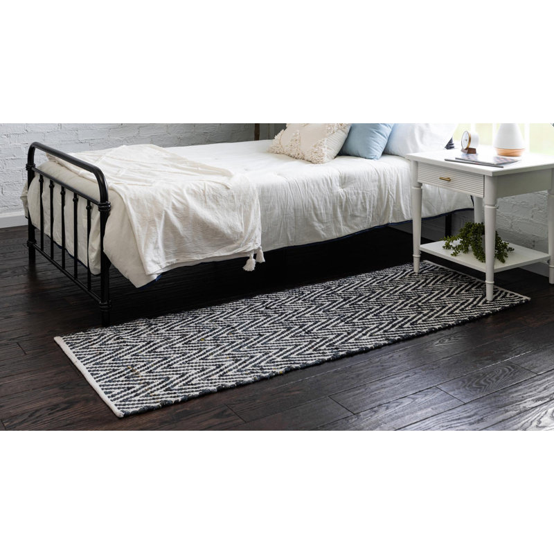 Tapis noir en coton tissé à plat à la main Hareesh, Tapis de couloir 2 pi 2 po x 6 pi 1 po