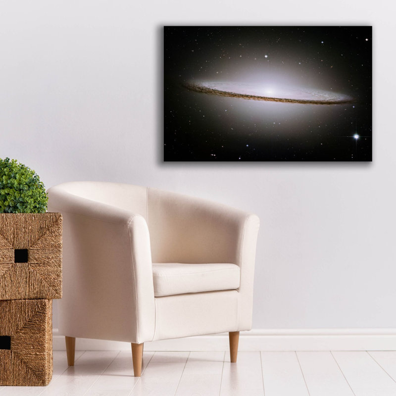 Art mural sur toile «Sombrero Galaxy» par la NASA Hubble Space Telescope, H 26 po x l 40 po