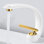 Robinet de salle de bain moderne à un trou blanc et or avec robinet à une poignée en laiton