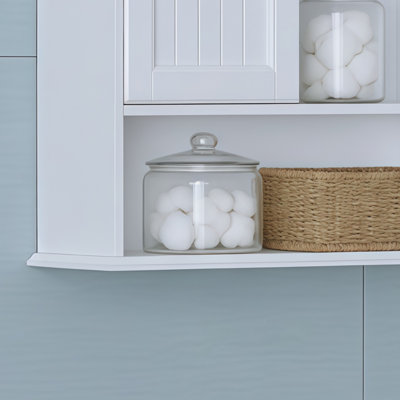 Simple armoire murale avec portes, avec tablettes en bois, pouvant être utilisée au-dessus de la toilette dans la salle de bain.