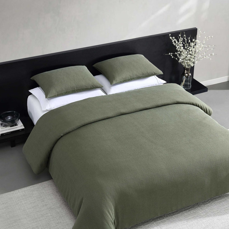 Vera Wang Carved Lines Reversible Comforter Set, Queen Comforter + 2 Standard Shams