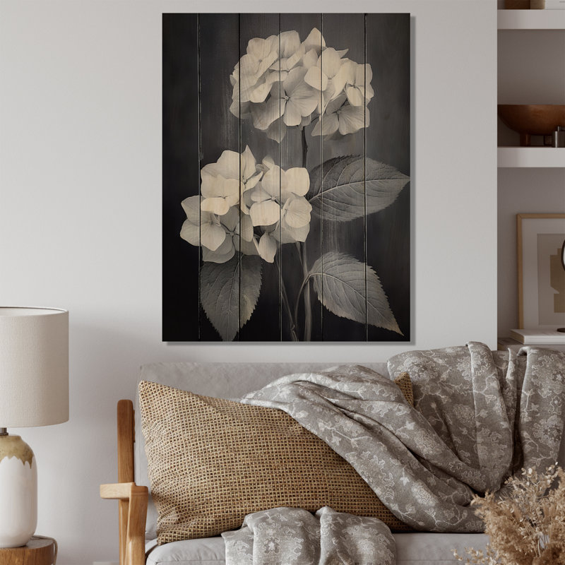 «Cherysse», hortensia noir et blanc sur bois naturel, H 20 po x l 10 po x P 0,78 po