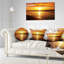 Coussin de coucher de soleil sur ondes de plage-123323635
