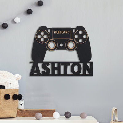 Plaque murale noire de contrôleur de jeu vidéo avec nom d'utilisateur Gamer personnalisé gravé au laser et découpé au nom en bois épais de 1/4 po pour accrocher dans la chambre à coucher ou la salle de jeux 11,5 x 9