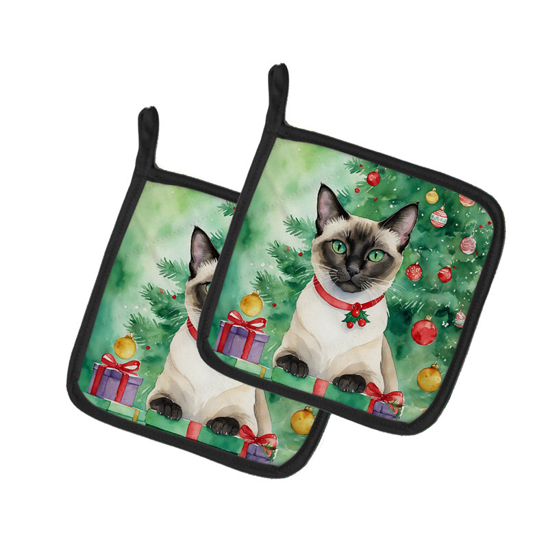 Chat siamois près de l'arbre de Noël