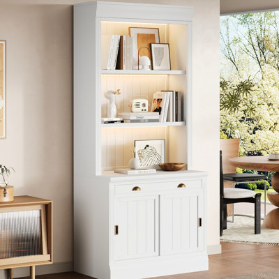 Bibliothèque blanche de 83,4 po de hauteur avec lumières DEL à 3 couches, portes coulissantes, tablettes ouvertes et tiroir, style moderne pour le bureau personnel, éclairage rectangulaire en bois massif, tablettes, 1 tiroir et 2 glissières