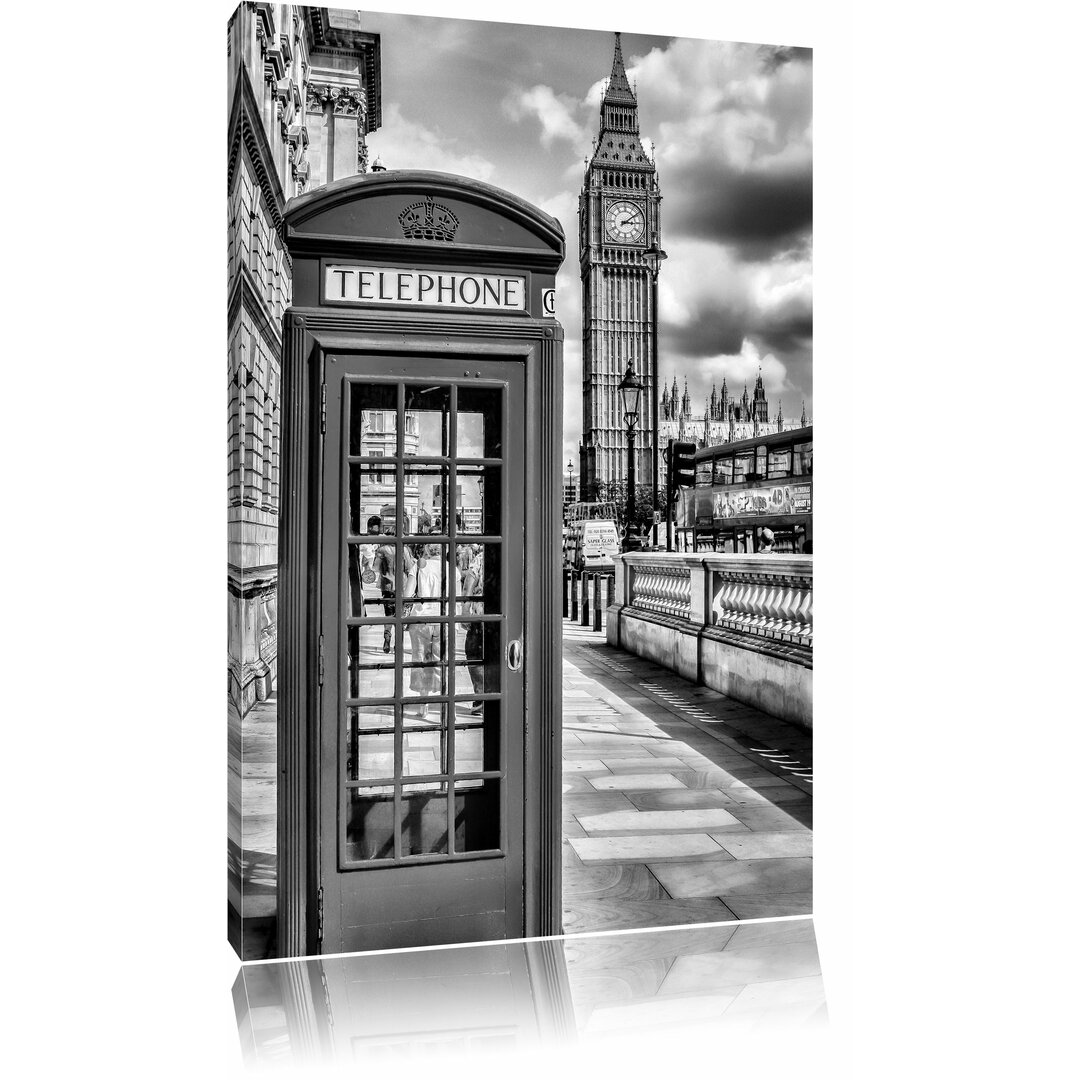 Leinwandbild Klassische rote Telefonzelle London in Monochrom