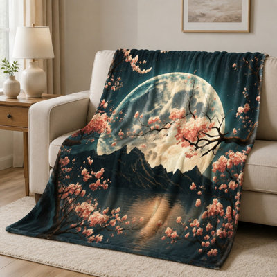 Plaid douillet en flanelle à motif de fleurs de cerisier et de pleine lune, paysage nocturne serein avec reflets de lac et de fleurs roses, ultra doux, toutes saisons, agréable pour la peau, lavable à la machine, décoratif, pour canapé, fauteuil, salon et chambre