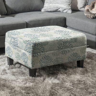 Repose-pieds contemporain capitonné avec piqûres gaufrées avec beaucoup d'espace et des pieds en bois de bouleau durable