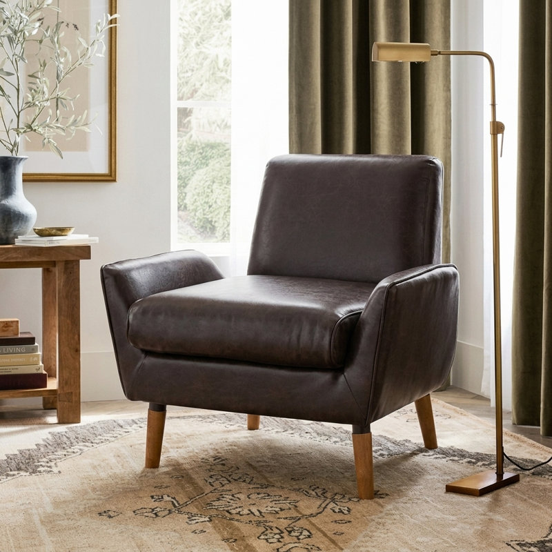 Fauteuil d'appoint Vireo en similicuir avec accoudoirs et pieds en bois d'hévéa pour salon
