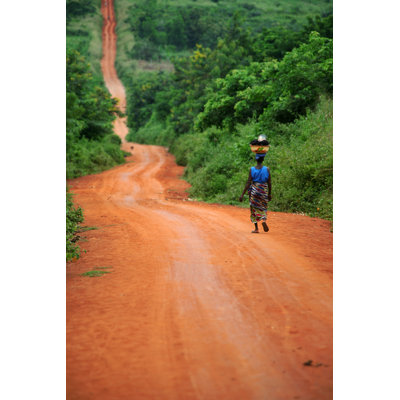 Femme africaine sur la route par Peeterv