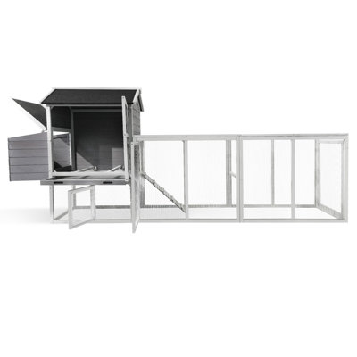 Grand poulailler en bois gris avec couloir