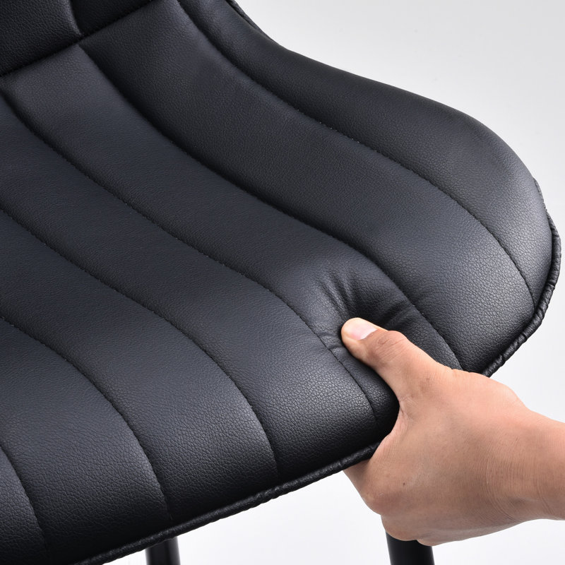 Deux tabourets de comptoir noirs en similicuir, de conception épurée, rehaussent la Cohérence des tabourets modernes de style Mid-Century, confortables et élégants pour les cafés
