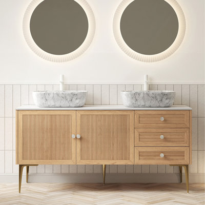 Meuble-lavabo de 60 po avec lavabo autoportant en contreplaqué avec pieds, 2 portes et 3 tiroirs, plateau en pierre frittée blanche et 2 lavabos en céramique à motif marbre, chêne préassemblé
