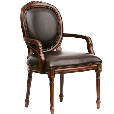 Chaise en cuir brun, traditionnelle avec des aménagements complexes faits à la main, fabrication en bois massif, siège collé, pieds cannelés, dossier ovale, petites sculptures détaillées à la main, bois franc,