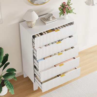 Commode 5 tiroirs cannelée moderne - poignées dorées, largeur 31,5 po pour la chambre à coucher ou le vestibule
