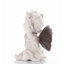 Statue de fée avec mains sur un visage de bébé