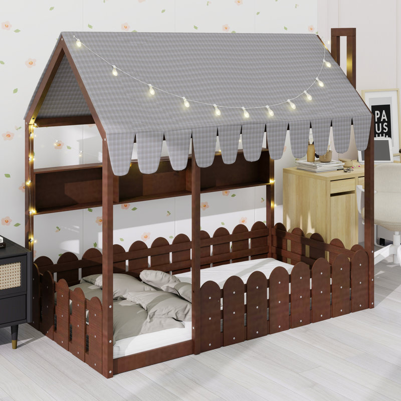 Lit Montessori en forme de maison comprenant des garde-corps, une fixation de tente, des éléments d'éclairage et une tablette de rangement
