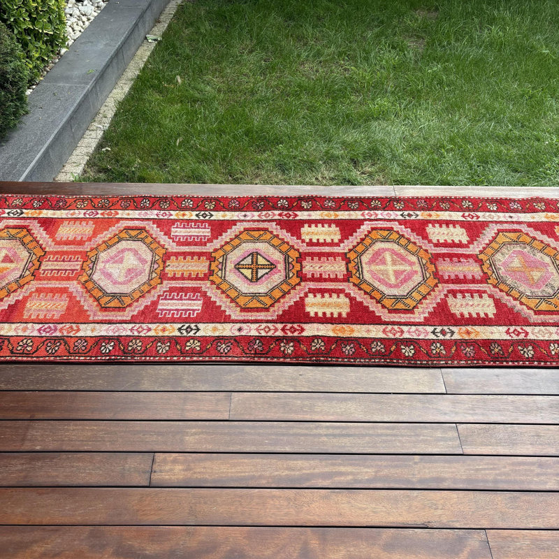 Charmant tapis rouge Herki, tapis rétro turc, idéal pour les escaliers et la cuisine