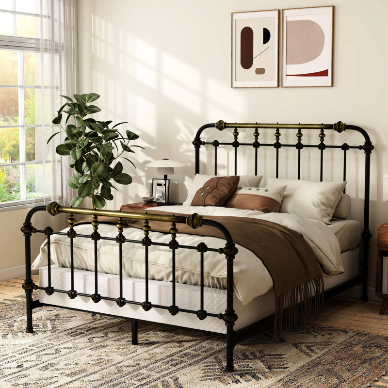 Très grand lit antique noir de style transitionnel, métal avec accents dorés brossés à la main, 7 broches aux extrémités, lit double, H / B et F / B, nécessite une base