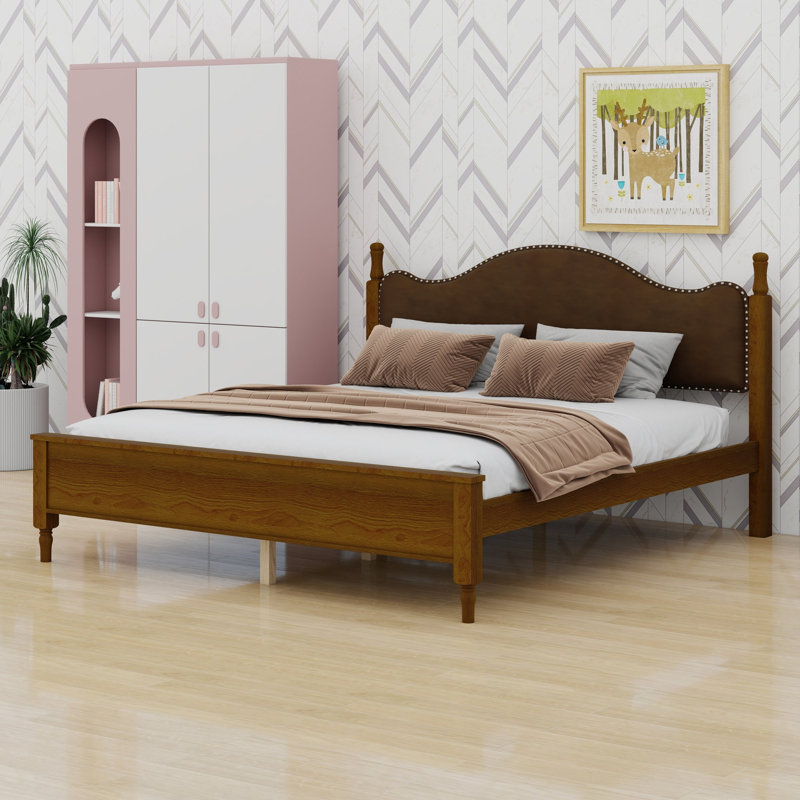 Lit plateforme avec tête de lit aux courbes douces alliant charme classique et fonctionnalité moderne, King, Brown