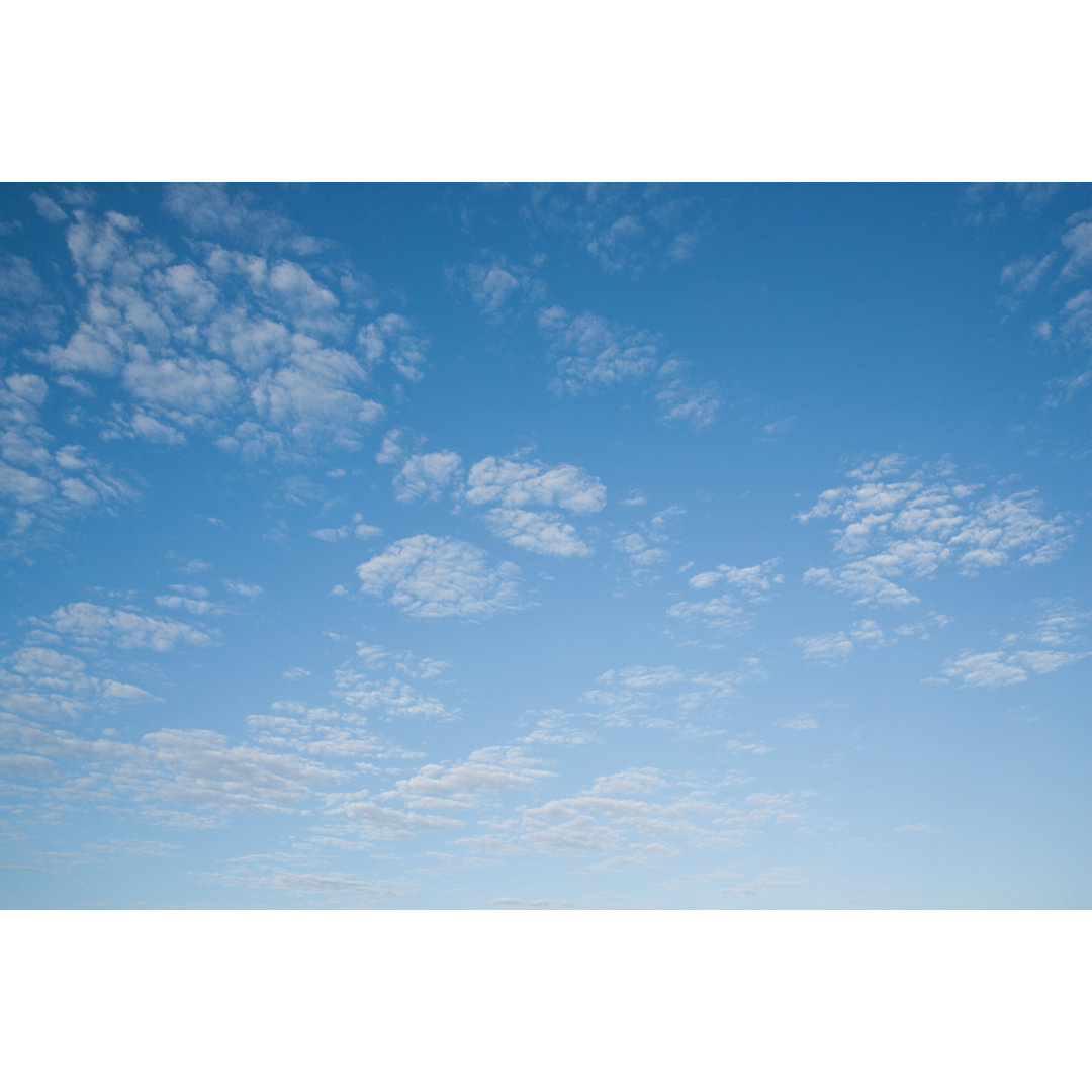 Wolken im blauen Himmel von Martin Barraud - Druck auf Leinwand ohne Rahmen