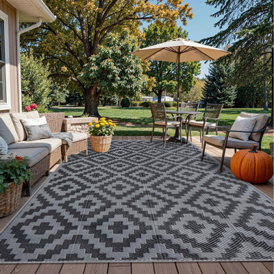 Tapis d'extérieur à motif géométrique noir et gris pour patio, porche ou balcon