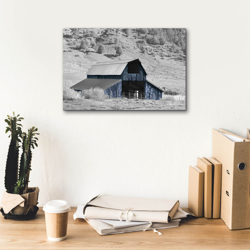 «Blue Barn II» par Lori Deiter, estampe numérique sur toile, H 12 po x l 18 po x P 0,75 po