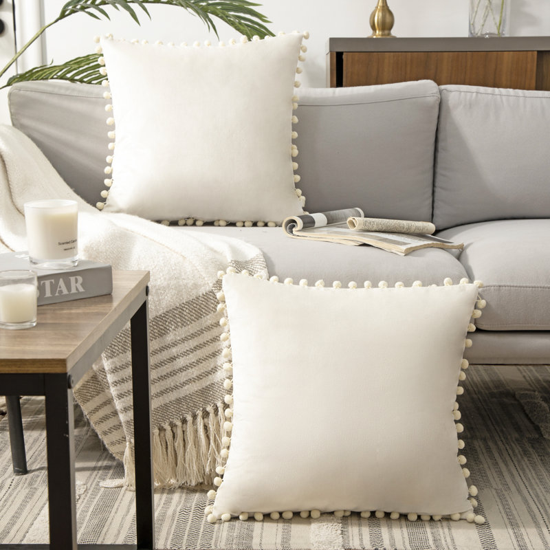 Coussin Silky Velvet Series Pom-poms, Carré 18 po, Blanc cassé, Housse de coussin et insert