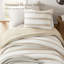 Couette 2 places (lit simple/lit simple XL) à rayures teintées, tons neutres, ambiance décontractée, confort optimal, microfibre, indice de chaleur standard 100, entretien facile, taupe