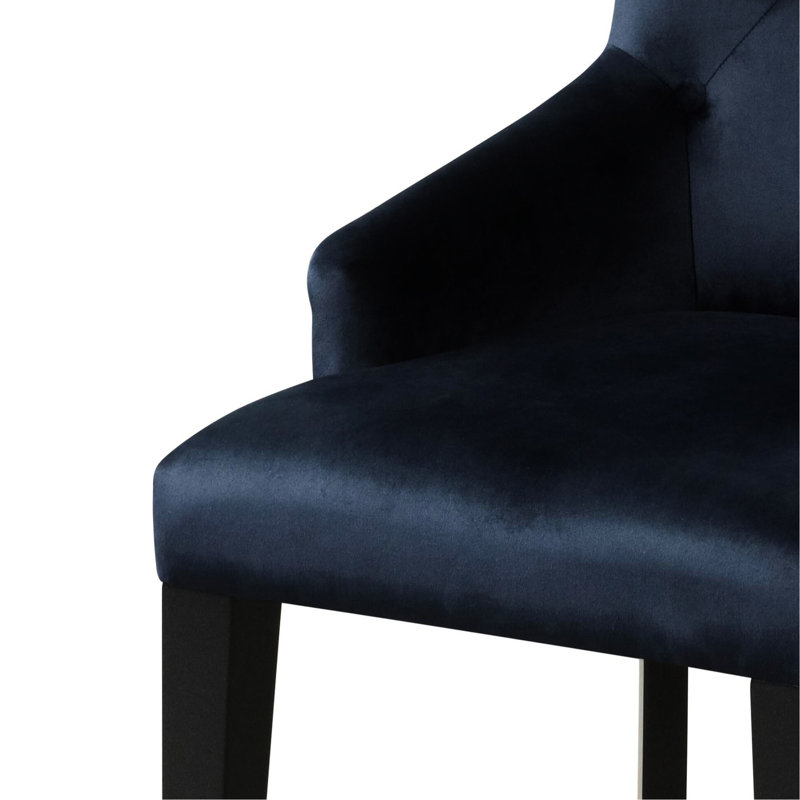 Élégante chaise d'appoint en velours bleu marine avec dossier et inclinée pour la salle à manger, une configuration luxueuse