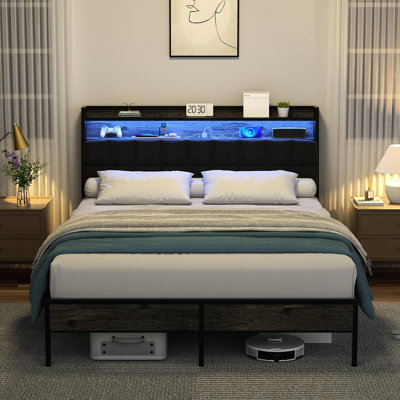 Cadre de lit double moderne, tablettes de tête de lit ergonomiques, éclairage à DEL, ports de charge, rangement inférieur, revêtement en lin métallique