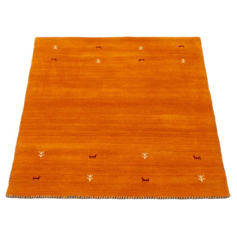 Les tapis Gabbeh sont fabriqués à la main avec des poils très hauts et des motifs très simples et stylisés.
