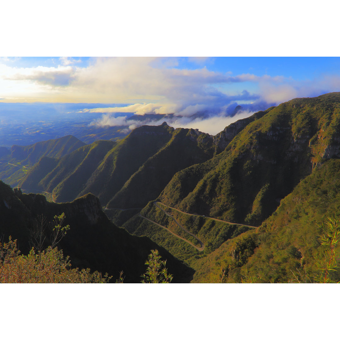 Dramatische Landschaft: Serra Do Rio Do Rastro Bergstraße - Santa Catarina, Brasilien von Agustavop - Kunstdrucke ohne R...