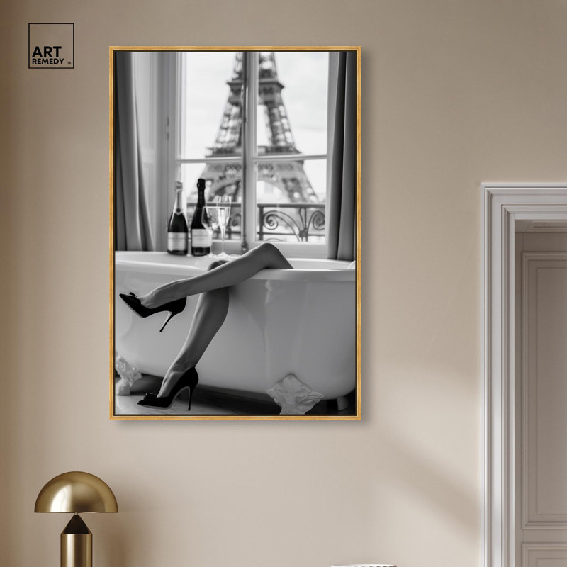 «Bath Tub Sit Back Glam» par Art Remedy, H 46 po x l 31 po, Cadre flottant, Doré