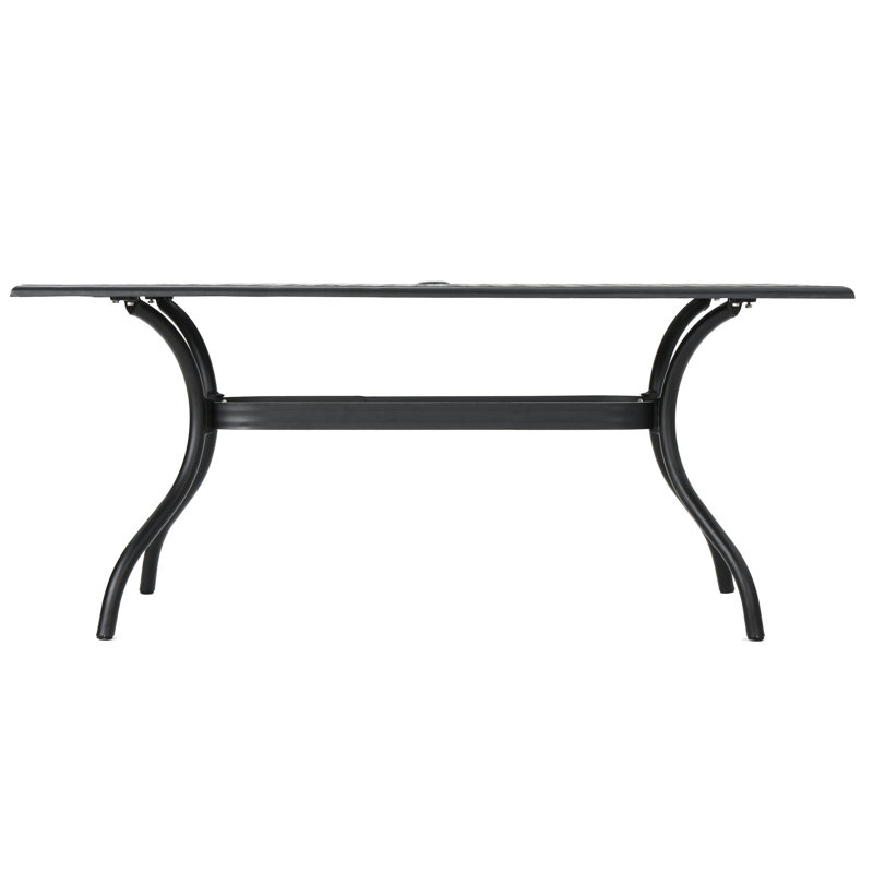 Table d'extérieur rectangulaire en aluminium coulé. Noir, 36,84 po Large, 66,39 po de profondeur, 30,57 po de hauteur. Surmonté d'un porte-parapluie en aluminium pour motif de jardin