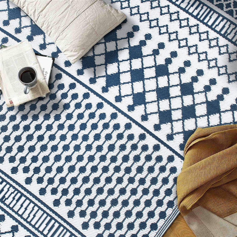 Tapis intérieur / extérieur bleu marine / ivoire Ramveer, Rectangle 5 pi x 7 pi