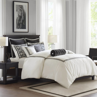 Literie de luxe pour très grand lit de 9 pièces avec broderie d'inspiration grecque, trop rembourrée pour un sommeil douillet et des taies décoratives assorties.