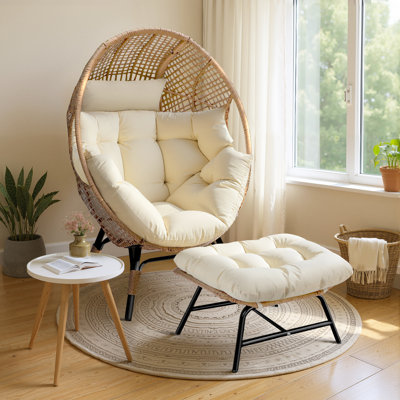 Fauteuil intérieur / extérieur en osier avec repose-pieds et coussins