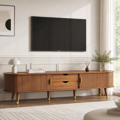 Meuble télé ovale en bois cannelé avec station de recharge, console multimédia de style ferme du milieu du siècle avec porte coulissante à tambour et poignée pour salon