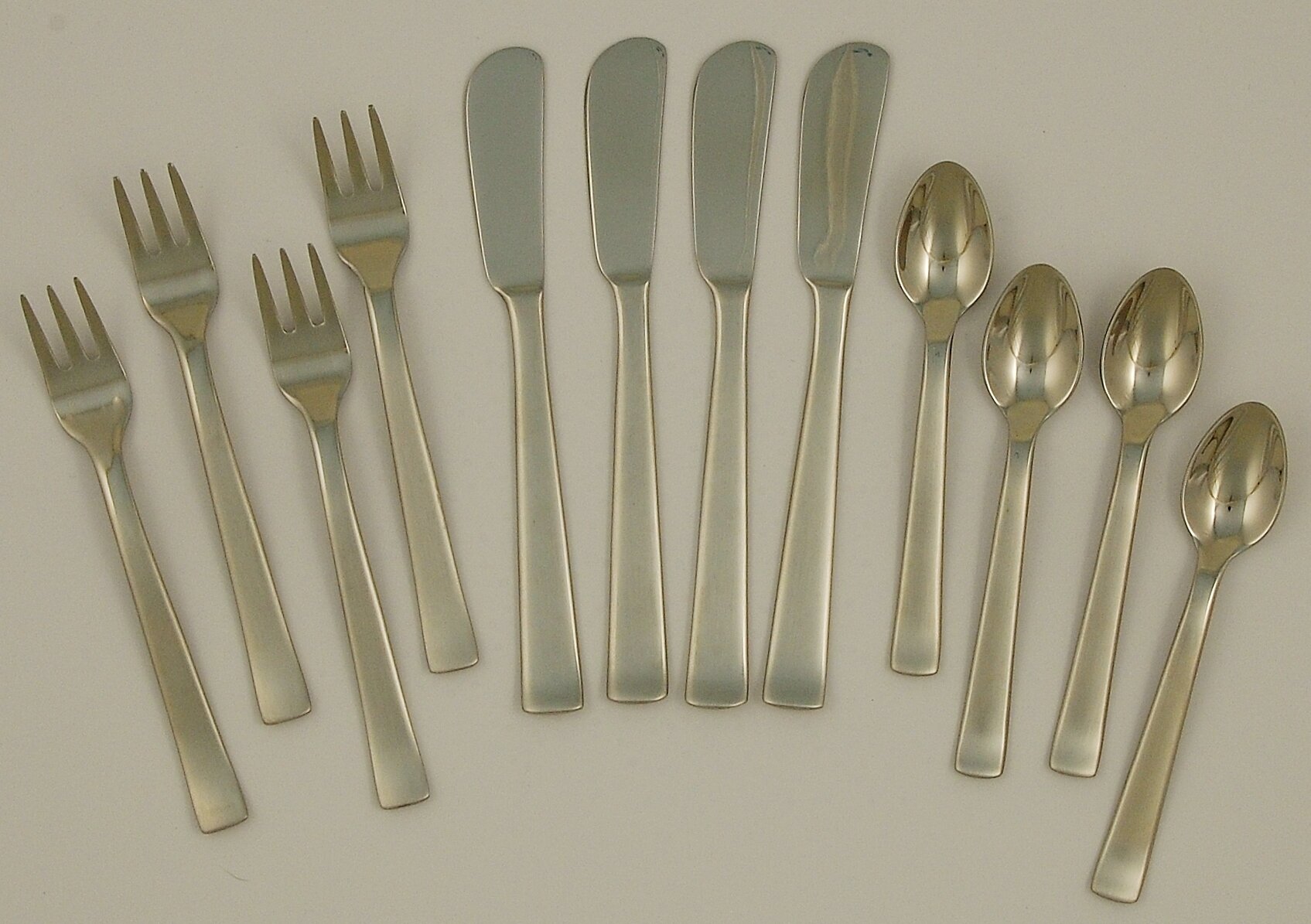 30 Pieces Silverware Set, KINGSTONE Flatware Cutlery Set for 6, 18/10  Stainless Steel Silverware Utensils Minimalist Design Dishwasher Safe