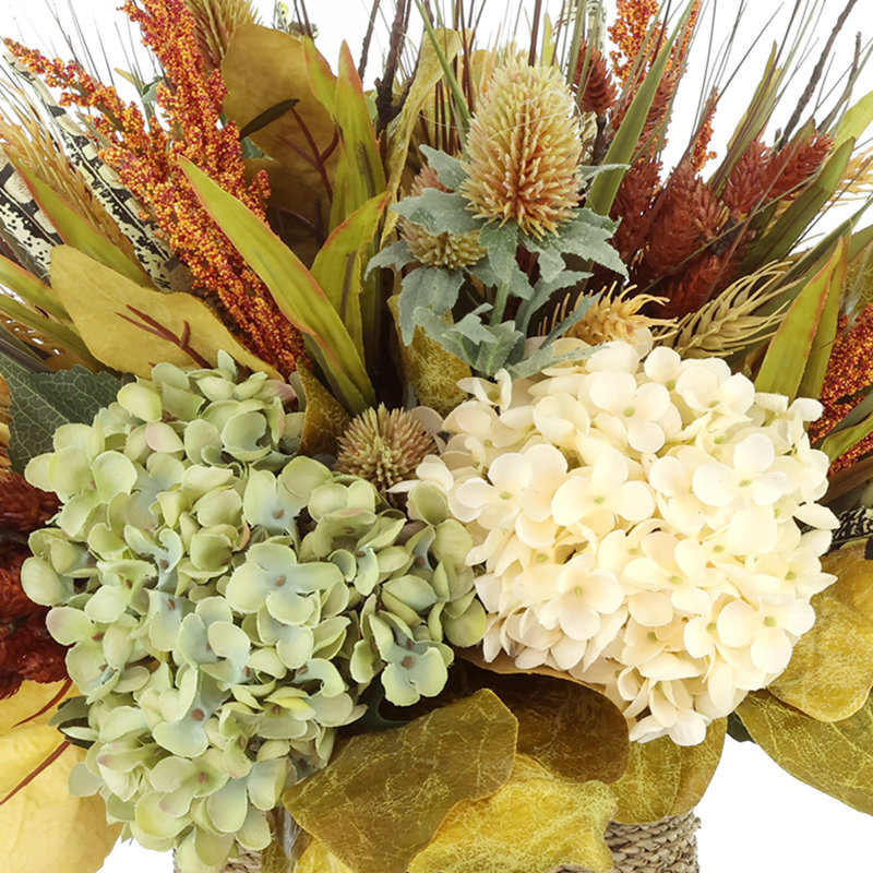Arrangement d'automne avec hortensias, chardon et blé