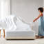 Drap-housse simple en satin de luxe blanc 4 pièces - surface froissée, soyeuse et douce, convient aux matelas de 16 po, comprend 1 drap plat, taies d'oreiller ajustées, frisottis apprivoisé pour la douceur des cheveux