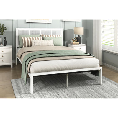 Lit plateforme très grand Eastern, construction en métal, couleur blanche, tête de lit en faux canne pour cadre de chambre à coucher et environnement serein