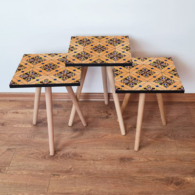 Ensemble de 3 tables gigognes élégantes, saumon, bleu marine et vert, 13,8 po x 20,5 po x 13,8 po | 100% panneau de fibres à densité moyenne avec pieds en bois de hêtre, épaisseur: 0,7 po | Conception élégante en damas pour le salon ou le bureau personnel
