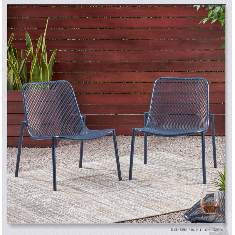 Les chaises empilables KINCAID au fini bleu marine mat, parfaites pour une utilisation intérieure et extérieure, alliant élégance et durabilité.