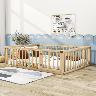 Lit plateforme en bois avec clôture