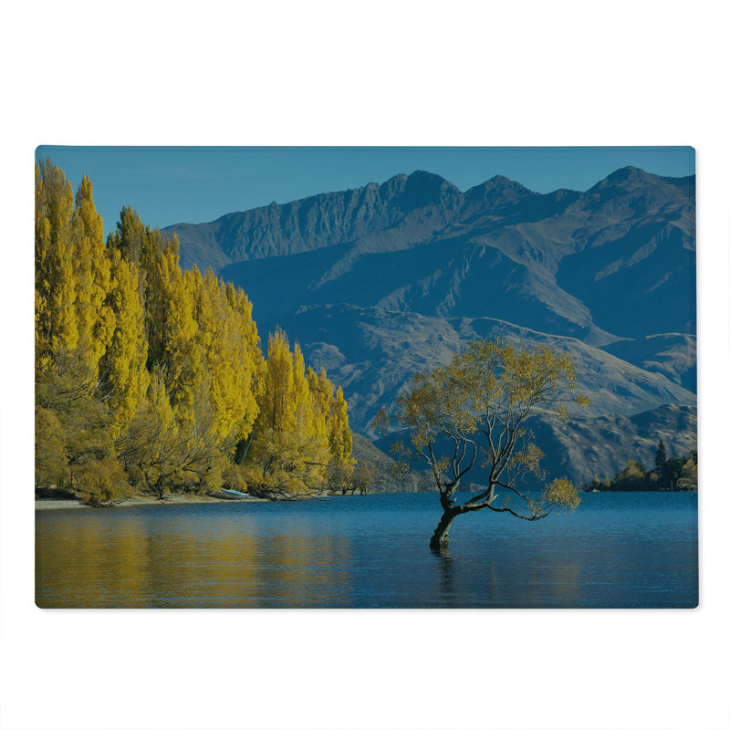 Planche à découper Ambesonne Nature, grand arbre submergé, lac, campagne, terre jaune pâle, bleu pâle